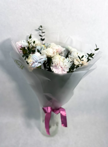 Букет из гвоздик с эвкалиптом &laquo;Радуга&raquo; от интернет-магазина цветов в 