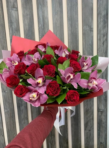 Букет с орхидеями «Бордо» от интернет-магазина цветов в 