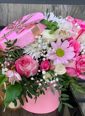 Композиция в шляпной коробке «Малиновый десерт» от интернет-магазина цветов в 