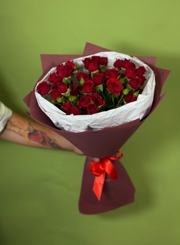 Моно букет «Букет из 7 кустовых роз» от интернет-магазина цветов в 