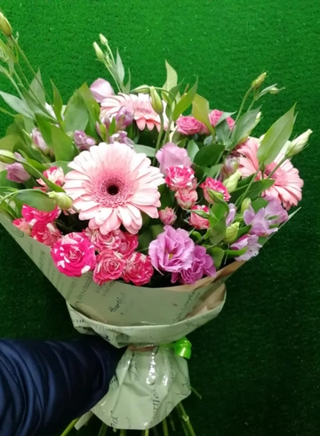 Сборный букет Букет «Комплимент» от интернет-магазина цветов в 