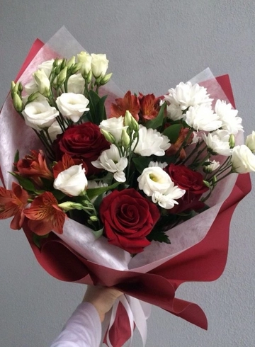 Сборный букет «Цветочный вальс» от интернет-магазина цветов в 