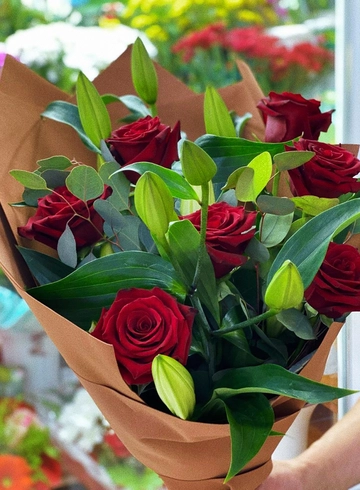 Сборный букет &laquo;7 Роз в лилиях&raquo; от интернет-магазина цветов в 