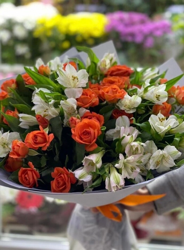 Сборный букет «Розы в альстромерии» от интернет-магазина цветов в 