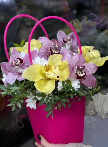 Композиция в сумке &laquo;Дамское счастье&raquo; от интернет-магазина цветов в 