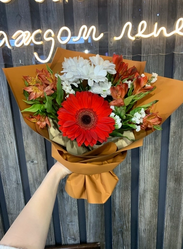 Сборный букет «Крафт» от интернет-магазина цветов в 