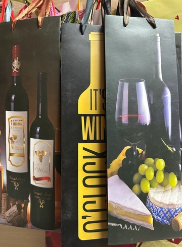 Подарочный пакет под вино от интернет-магазина цветов в 