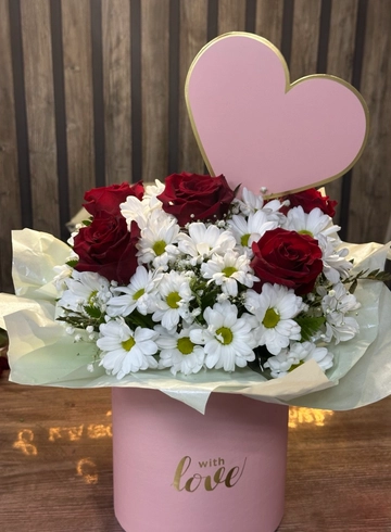 Композиция в коробке  «Притяжение» от интернет-магазина цветов в 