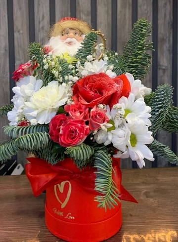 Новогодняя композиции &laquo;Дед Мороз с подарком&raquo; от интернет-магазина цветов в 