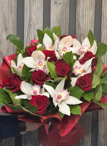 Букет с орхидеями «Орхидея в розах» от интернет-магазина цветов в 