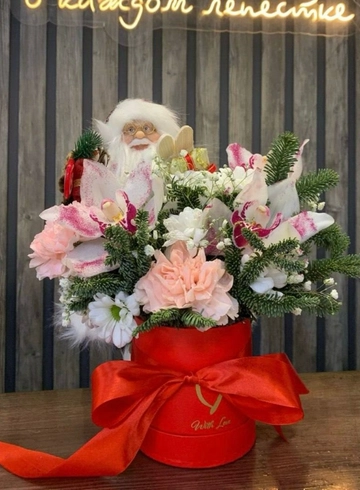 Композиция в коробке «Новогодний сюрприз» от интернет-магазина цветов в 