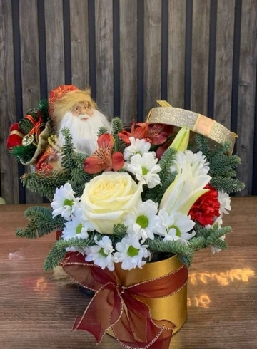 Композиция в коробке «Новогоднее чудо» от интернет-магазина цветов в 