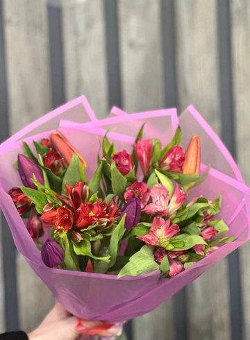 Букет с тюльпанами «Притяжение» от интернет-магазина цветов в 