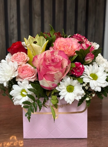 Композиция в коробке «Зефирка» от интернет-магазина цветов в 